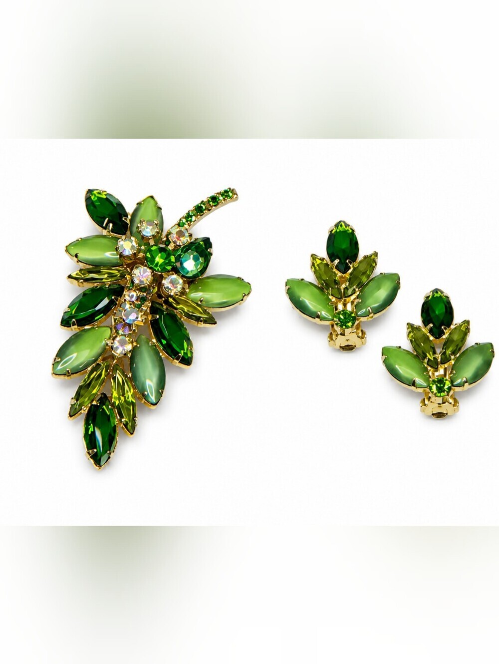 VINTAGE D&E JULIANA GREEN AND AB RHINESTONE LEAF BROOCH & EARRING SET REF #890